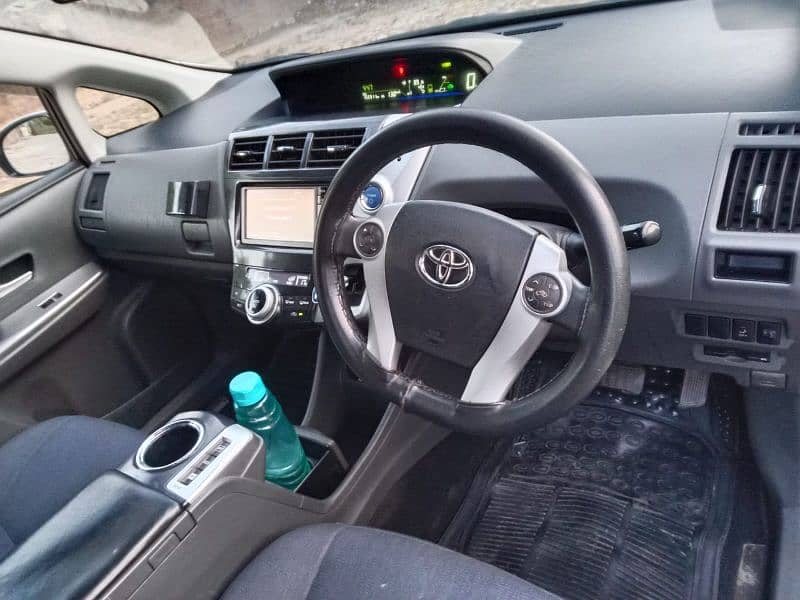 Toyota Prius Alpha 2014 3