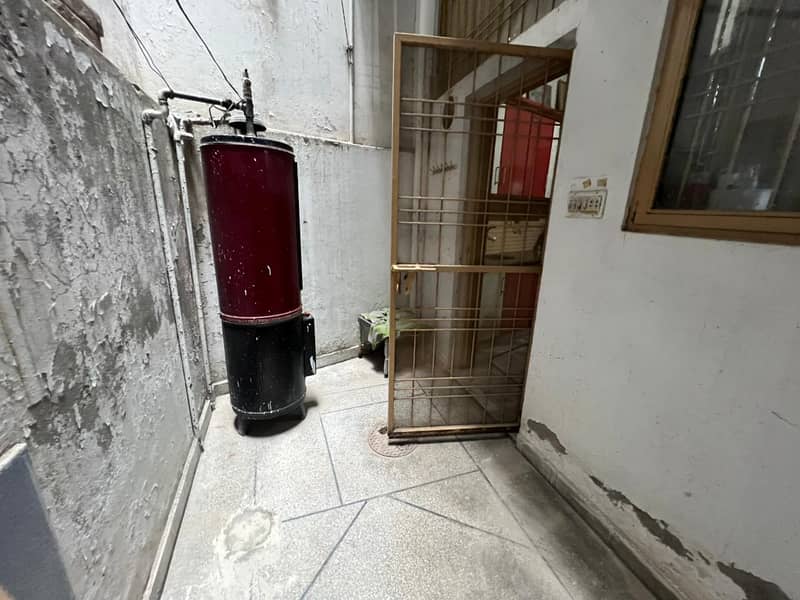 Well Maintained House in Prime location Dharampura 5