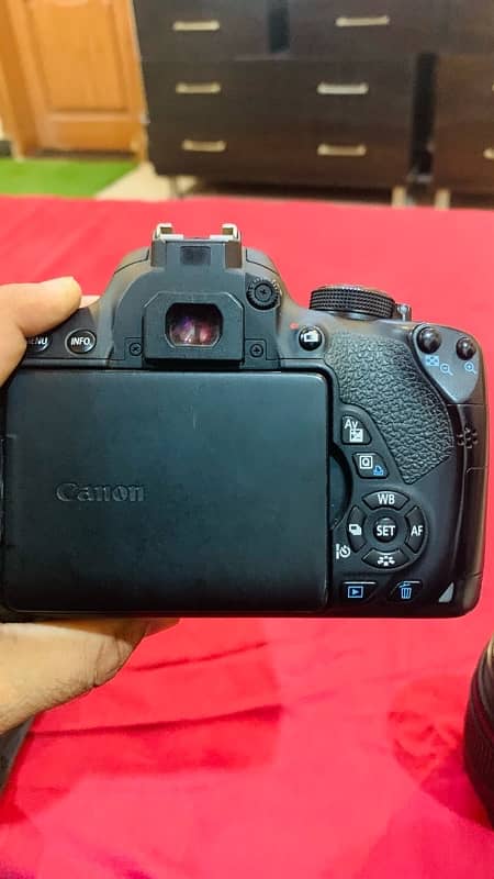 Canon E700D 2