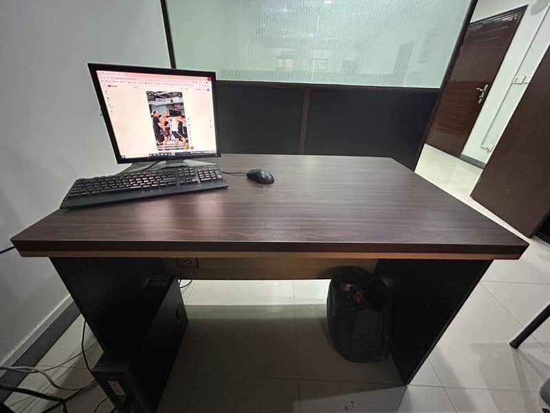 Slightly used Executive table/chair whatsapp *335*2199612 6