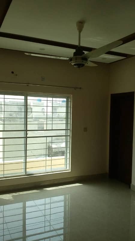 5 Marla upper portion available for rent in Naz town 3