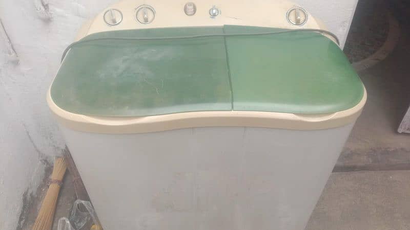 Haier 8 Kg Semi-Automatic Twin Tub Washing Machine (Model: HWM 80-100) 4