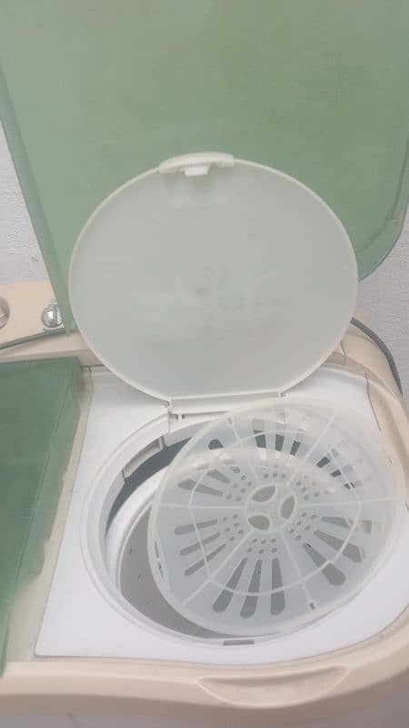 Haier 8 Kg Semi-Automatic Twin Tub Washing Machine (Model: HWM 80-100) 6