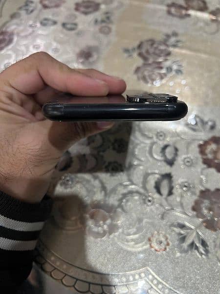 Iphone XR , 64 gb , black colour , 80% Battery Health , JV 7