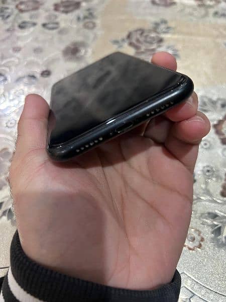 Iphone XR , 64 gb , black colour , 80% Battery Health , JV 8