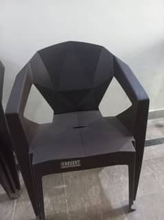 4 pieces plastic chairs