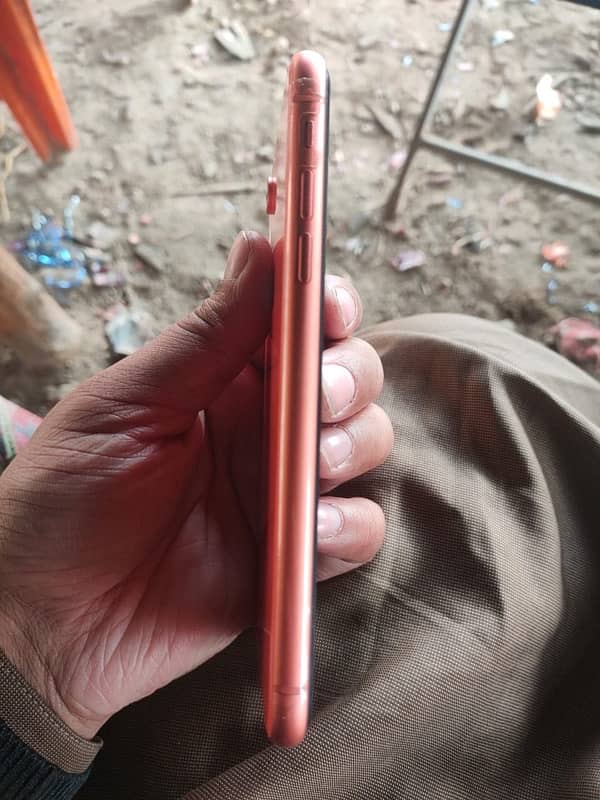 iphone XR  PTA 128 4