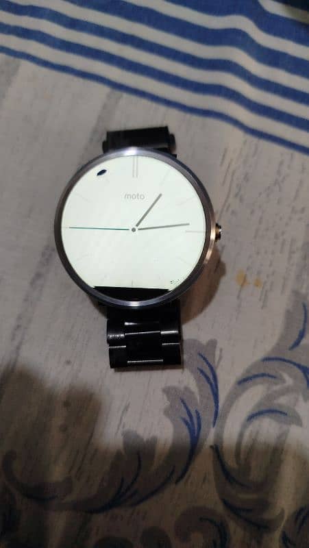 Moto 360 gen 1 watch and charger(read ad) 1