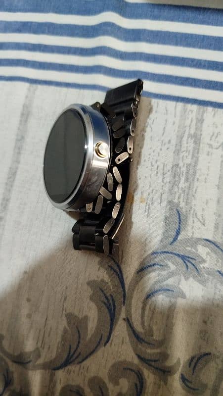 Moto 360 gen 1 watch and charger(read ad) 2