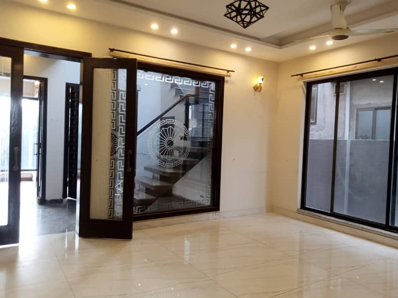 5 MARLA FIRST FLOOR HOT LOCATION GATED SICIETY 4