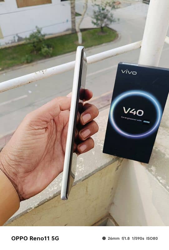 vivo v 40 12/256 10 month warranty k sath 1