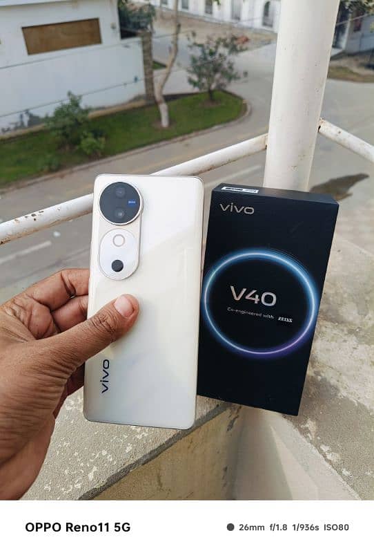 vivo v 40 12/256 10 month warranty k sath 4