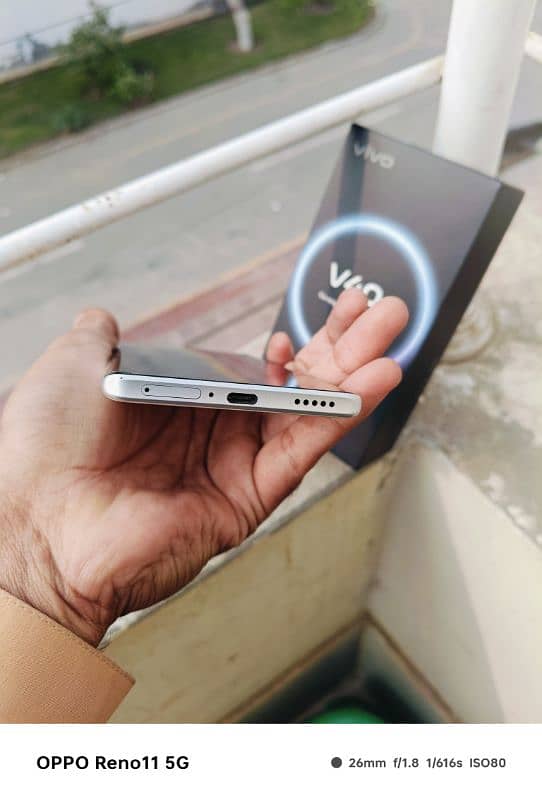 vivo v 40 12/256 10 month warranty k sath 7