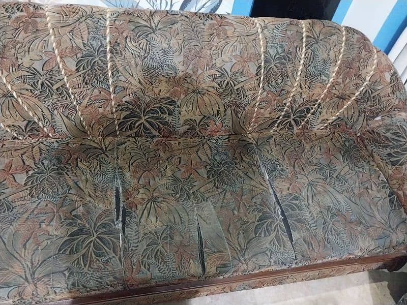 Used sofa set in good condition. 5