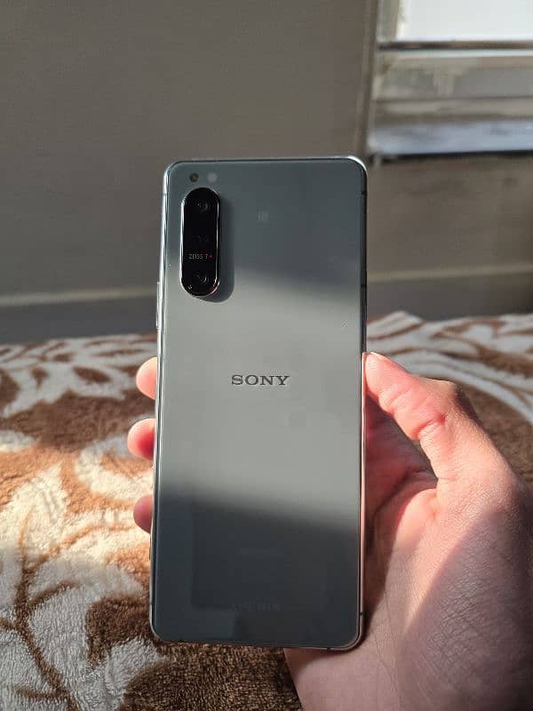 Sony Xperia 5 || 1