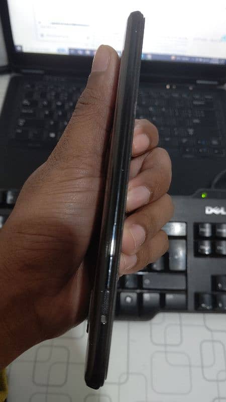 One plus6 9/10 condition best phone one hand use 4