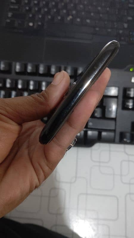 One plus6 9/10 condition best phone one hand use 5