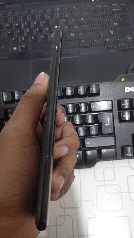 One plus6 9/10 condition best phone one hand use 7