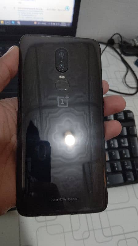 One plus6 9/10 condition best phone one hand use 10