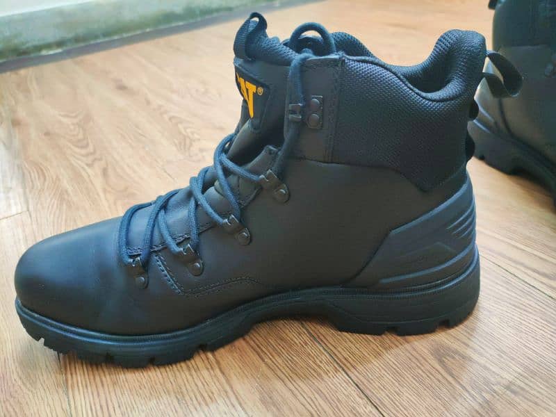 CATERPILLAR HIKING BOOTS 2