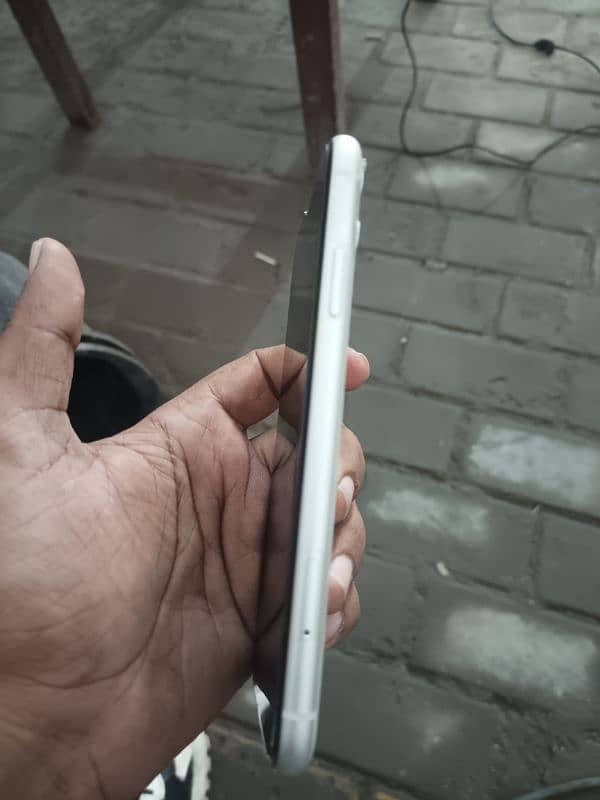 I phone 11 pta approved betry health 82%condition 10/10 3