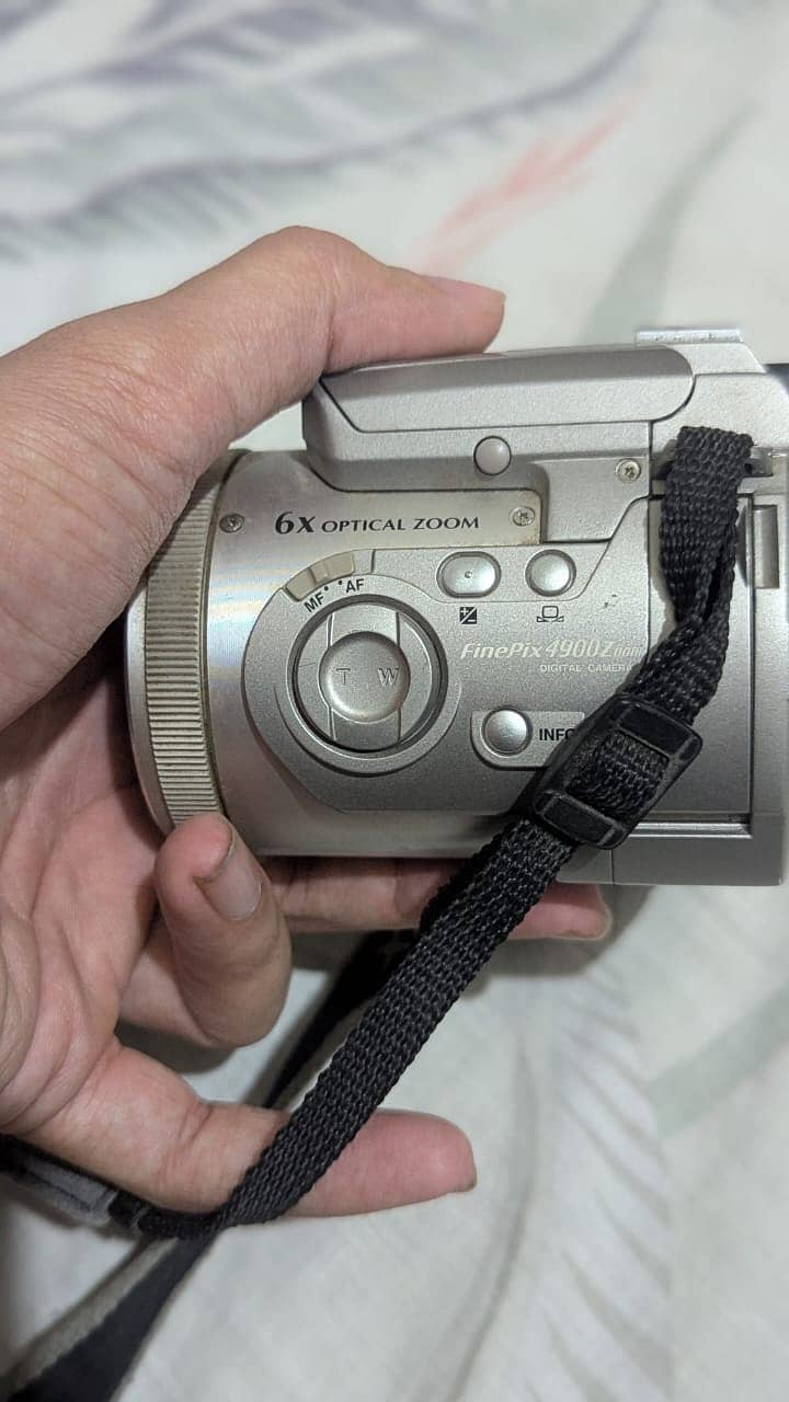 fujifilm finepix 4900z SLR 4