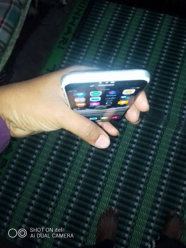 Saaf pice ha. finger not working. 2 small dots on screen. baqi all ok 4