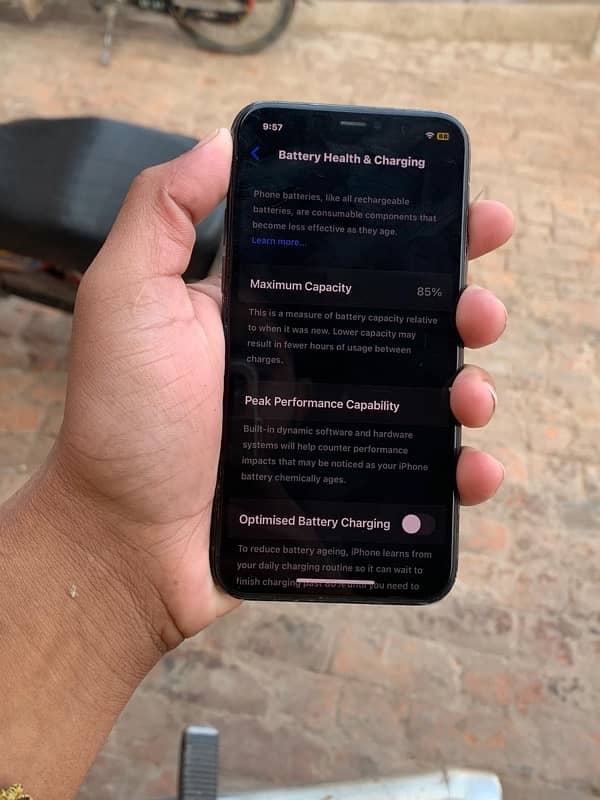 iphone 11 pro with hostpot phone 1