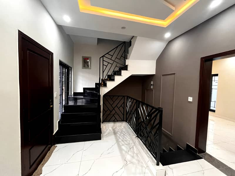 Ten Marla Luxurious Non-Furnished Brand New Upper Portion Available For Rent In Bahria Town, Lahore. 5