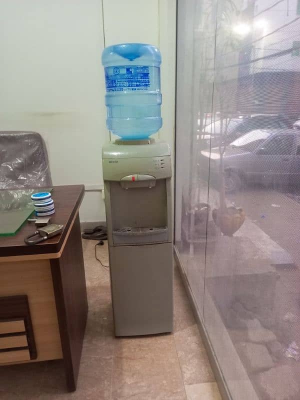 water dispenser with heating cooling 0