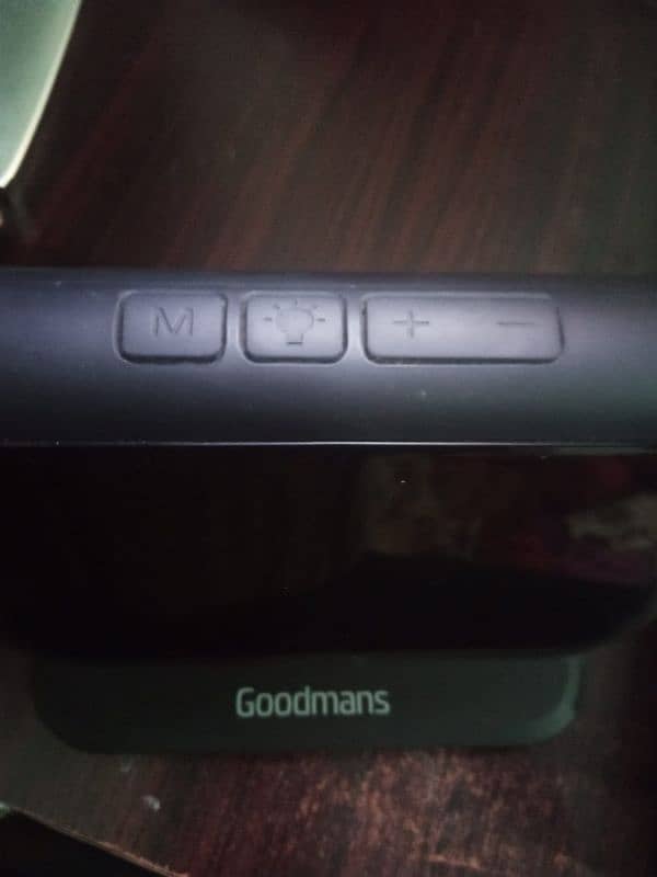 GoodsMans Wireless Charger+Alarm Clock original like new Condition UK 2