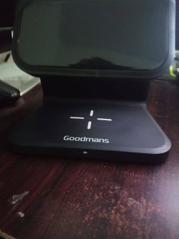 GoodsMans Wireless Charger+Alarm Clock original like new Condition UK 3