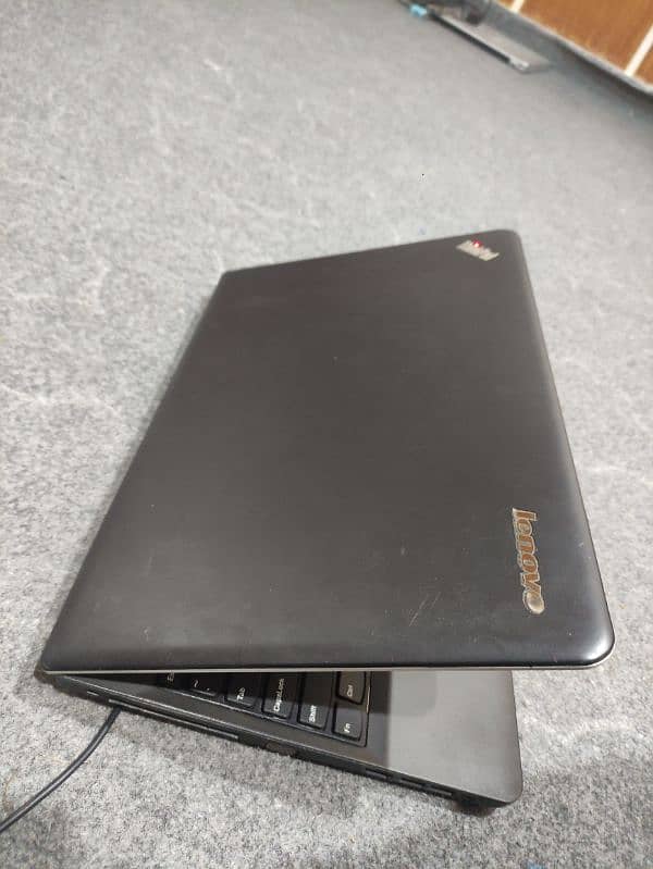 Lenovo Core i5 4th generation 4Gb ram,320gb hard,1.5 hrs betry 5