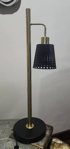 Metal table lamps from in Black and Golden colour