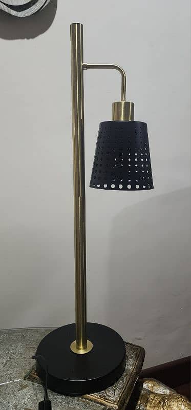 Metal table lamps from in Black and Golden colour 0