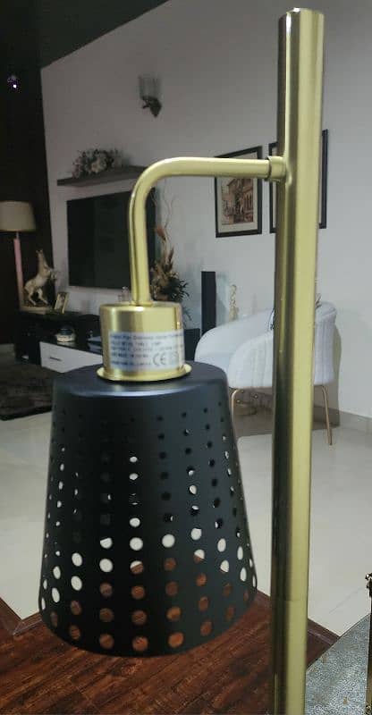 Metal table lamps from in Black and Golden colour 1