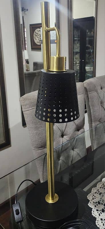 Metal table lamps from in Black and Golden colour 2