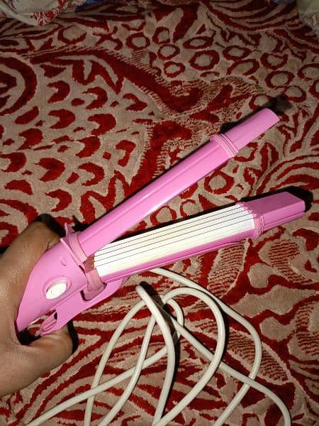 KEMEI multifunctional straightener 2