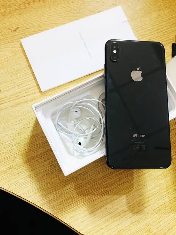 Apple iPhone XS Max 3