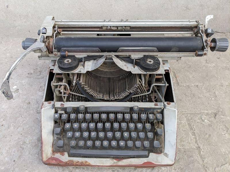 Typewriter old antique 03130438918 0