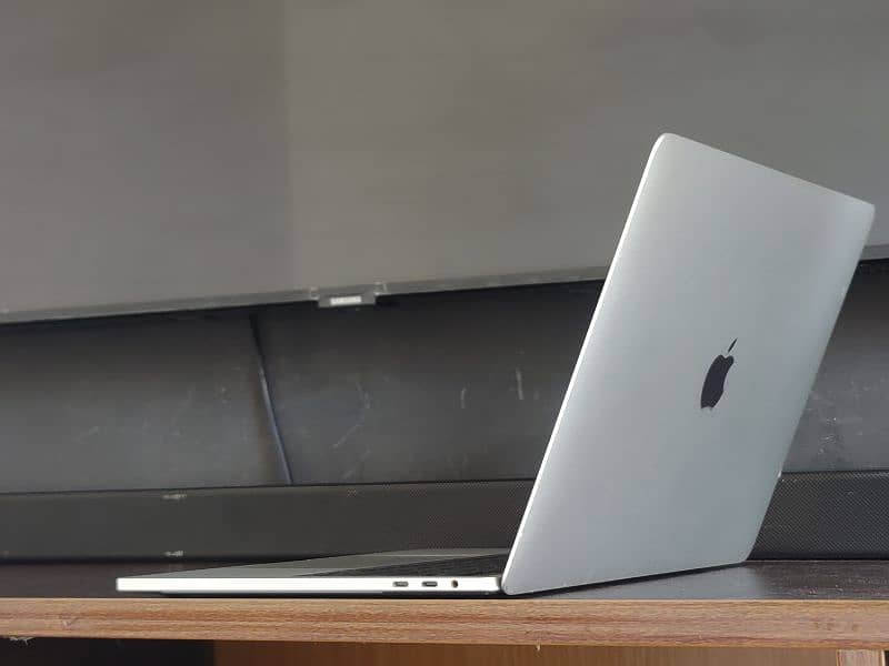 MacBook pro core i7 Touchbar 16gb ram 2k Retina Display 7