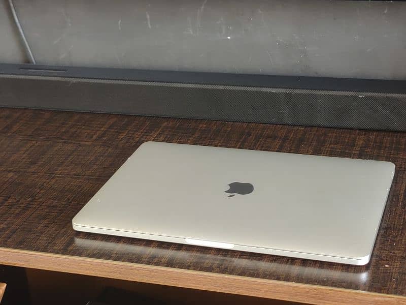 MacBook pro core i7 Touchbar 16gb ram 2k Retina Display 9