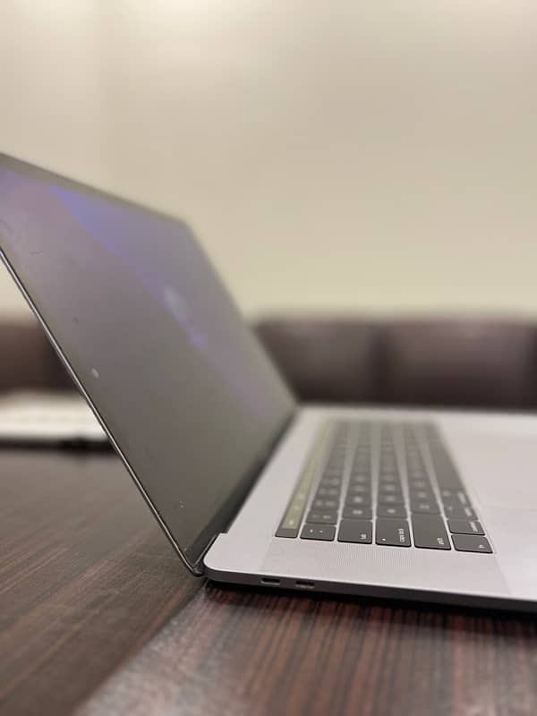 15-inch 2016 MacBook Pro: i7, 16GB RAM, 2Hrs Battery, 256gb SSD 0