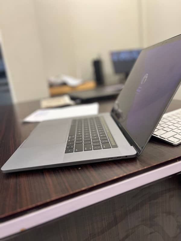 15-inch 2016 MacBook Pro: i7, 16GB RAM, 2Hrs Battery, 256gb SSD 4