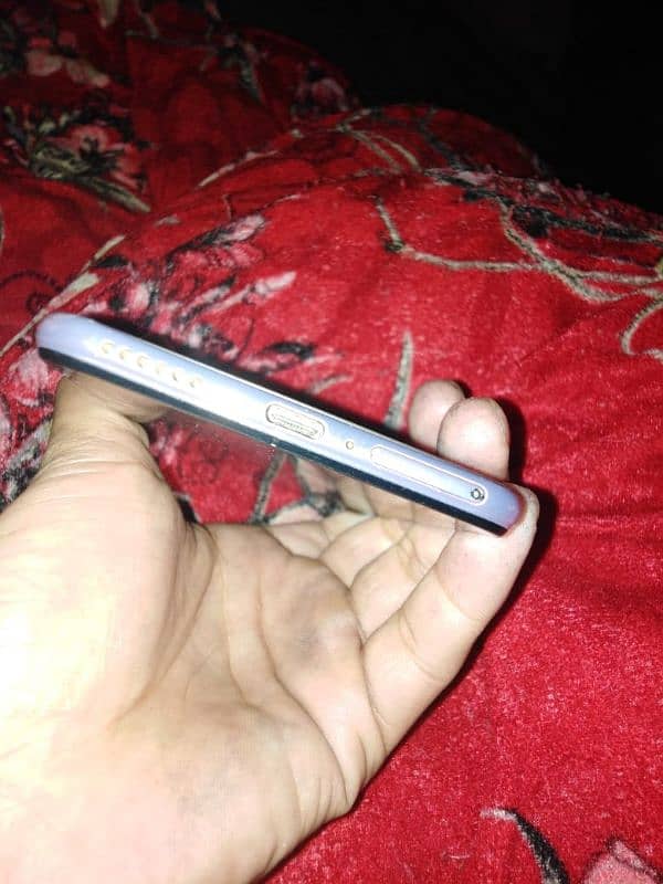 bilkul new condition 10/10 6+2 ram 128rom 3