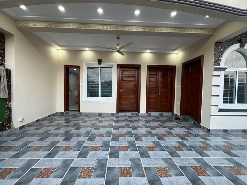 G-13 islamabad 10 Marla brand new House with xtra land 2