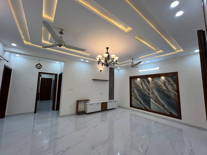 G-13 islamabad 10 Marla brand new House with xtra land 3