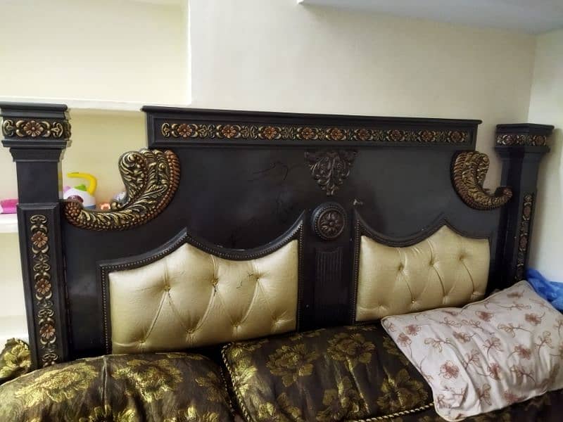 urgent sale bed, dressing table 0