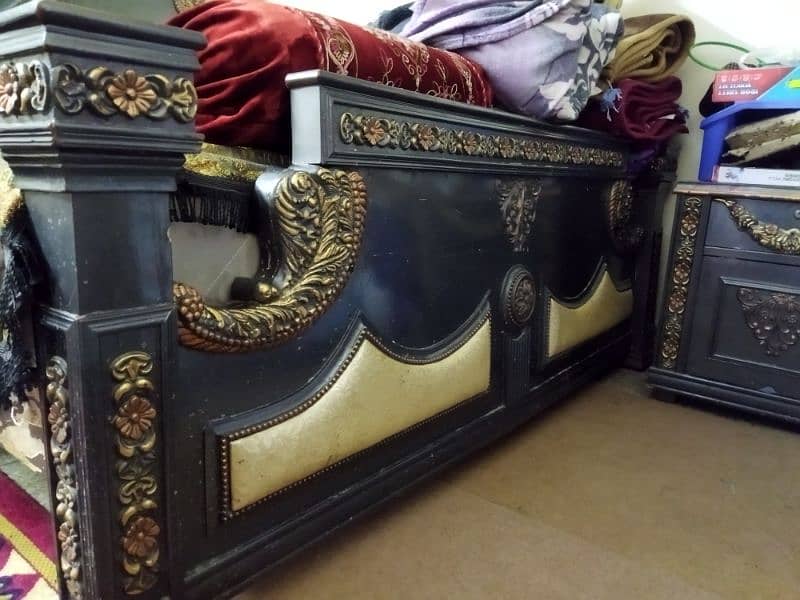 urgent sale bed, dressing table 3