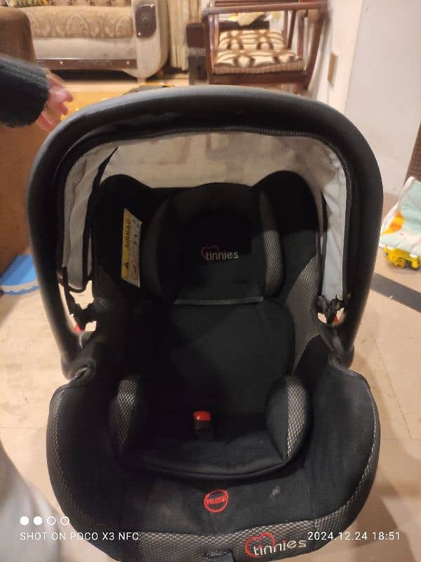 tinnies Preloved baby carry cot 0